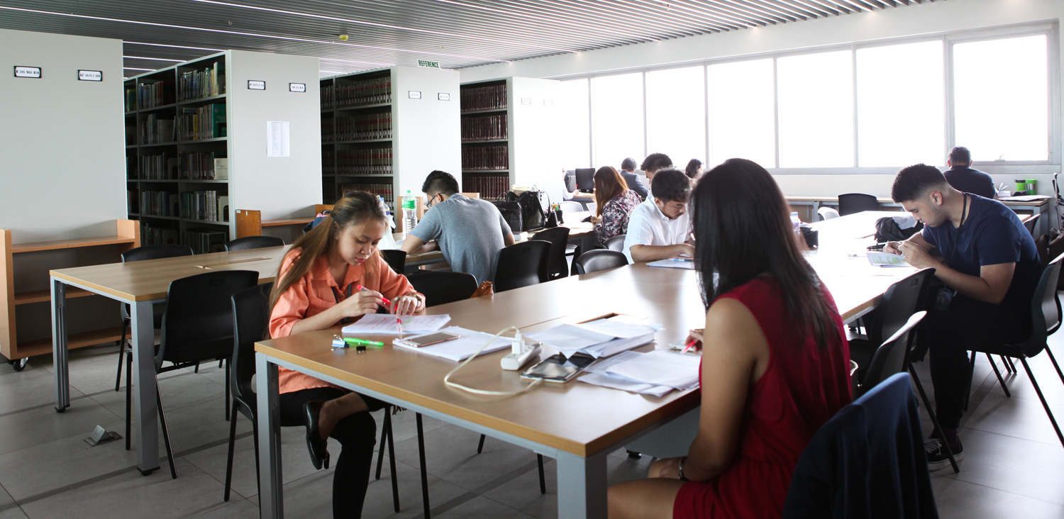 Figurine - Univers salle de classe 3 tables 1 bureau 1 tableau et