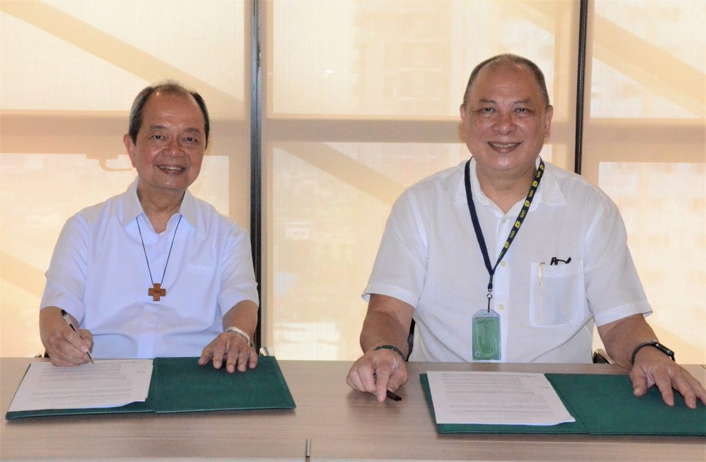 MAY Foundation Inc. donates to DLSU scholarship